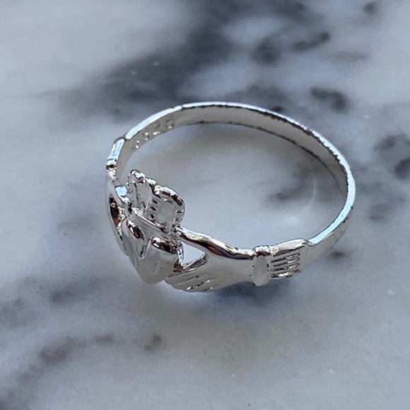 Vintage Set of 7 Sterling Silver Claddagh Rings - Picture 3 of 4